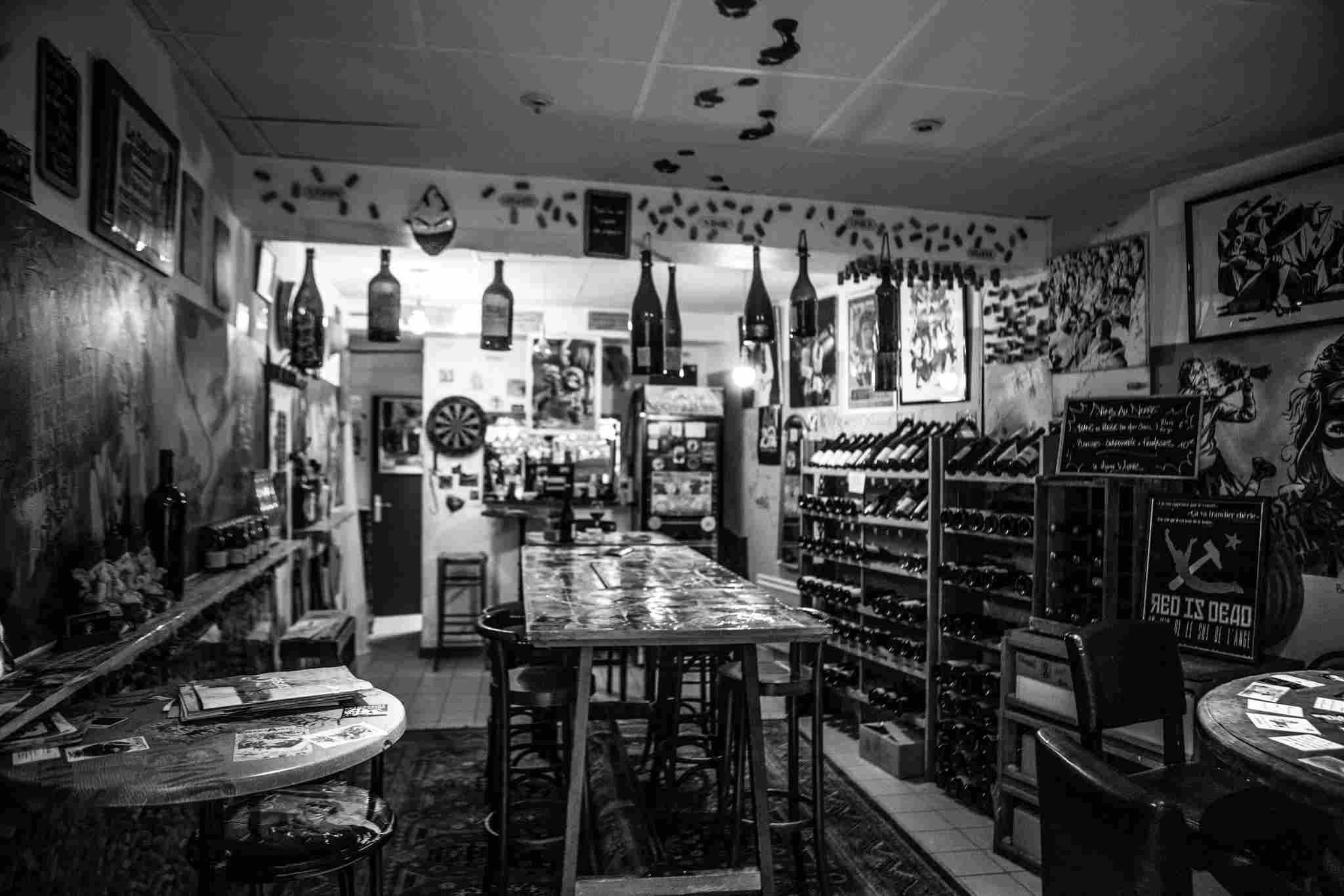 photo du bar en noir et blanc